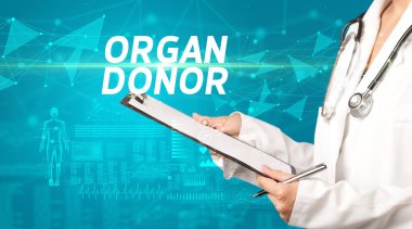 Doktor panoya ORGAN DONOR yazısıyla notlar yazar, tıbbi tanı konsepti