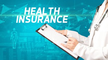 Doktor panoya HEALTH INSURANCE yazısını, tıbbi tanı kavramını içeren notlar yazar.