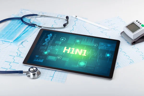 Tablet Material Médico Con Inscripción H1N1 Concepto Prevención — Foto de Stock