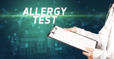 Doktor panoya ALLERGY TEST yazısını, tıbbi tanı kavramını içeren notlar yazar.