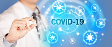 Doktor COVID-19 yazıtlı ilaç veriyor. Coronavirüs konsepti.