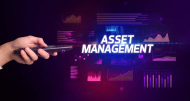 ASSET MANAGEMENT yazıtları ve siber iş konseptiyle el ele tutuşmak
