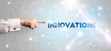 INNOVATIONS yazıtlarına el işareti, modern teknoloji kavramı