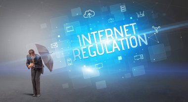 Siber saldırıya karşı şemsiyeyle savunma yapan bir işadamı ve internetteki yazıt, online güvenlik kavramı