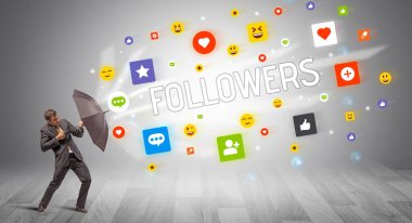 FOLLOWERS yazıtları, sosyal ağ konsepti şemsiyesi ile yakışıklı iş adamı savunması