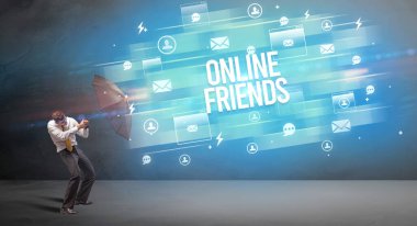 ONLINE ARKADAŞLAR yazıtlarından şemsiye ile yakışıklı iş adamı savunması, yeni nesil medya kavramı