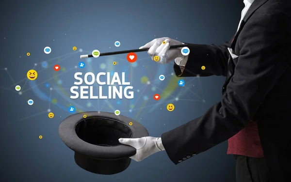Zauberer Zeigt Zaubertrick Mit Social Selling Aufschrift Social Media Marketing — Stockfoto