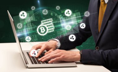 İşadamı, bilgisayar ekranından çıkan bitcoin tasarruf simgeleriyle borsada çalışıyor