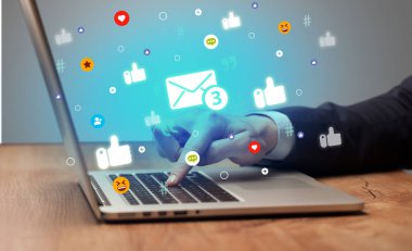 Ekrandan gelen yeni mesaj simgeleriyle sosyal medyada el sörfü, ağ oluşturma kavramı