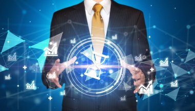 Kum saati ikonu olan iş adamlarının elindeki çözüm konsepti, yaratıcı iş stratejisi planı