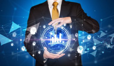 Grafik ikonu ve yaratıcı iş stratejisi planı olan iş adamlarının elindeki çözüm konsepti