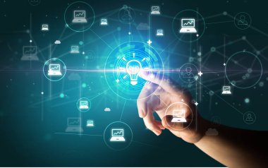 İşadamı, ampul simgesi, fütürist konsept ile çoklu dokunmatik ekranda hisse senedi grafik bilgilerine el basıyor