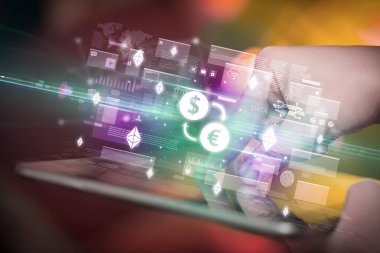 Dolarlı tablet kullanan bir elin yakın plan çekimi - içinden avro takas simgeleri çıkıyor, dijital para birimi kavramı