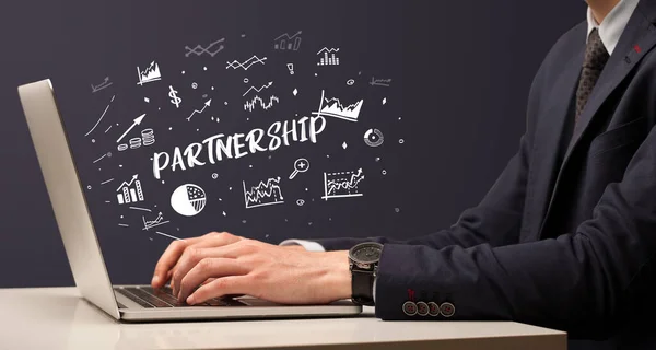 Üzletember Dolgozik Laptop Partnership Felirattal Modern Üzleti Koncepció — Stock Fotó