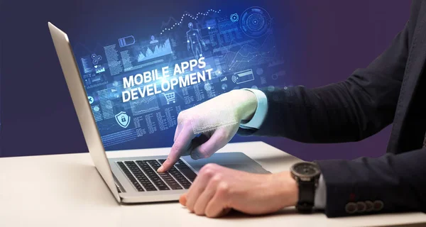Бизнесмен Работающий Ноутбуке Надписью Mobile Apps Development Концепция Кибертехнологий — стоковое фото