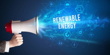 Yenilenebilir Enerji yazıtlarıyla megafonla bağıran genç bir kadın. Modern teknoloji duyurusu.