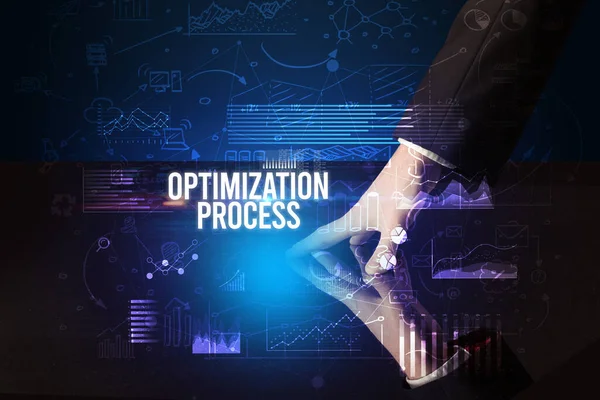 İş adamı büyük ekrana dokunuyor. Optimisyon Prosedürü yazıtları, siber iş konsepti