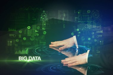 İş adamı, büyük veri tabanı ve modern teknoloji konseptiyle büyük ekrana dokunuyor.