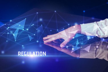 İş adamı büyük ekrana REGULATION yazısıyla dokunuyor, modern teknoloji sektörü kavramı