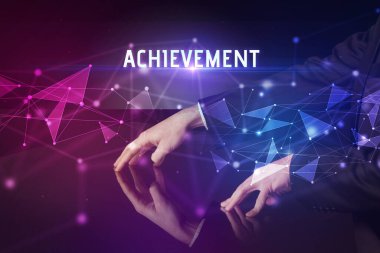 İş adamı ACHIEVEMENT yazıtları ile büyük ekrana dokunuyor, modern teknoloji sektörü konsepti