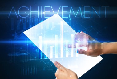 Üzerinde AKİEVEMENT yazıtları olan fütürist tablet, modern iş konsepti.