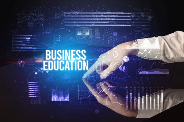 ビジネス教育の碑文と巨大な画面に触れるビジネスマン サイバービジネスの概念 — ストック写真