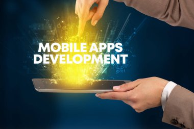 MOBILE APPS DEVELOPMENT yazıtları, yenilikçi teknoloji konsepti ile bir dokunmatik ekran yakın plan