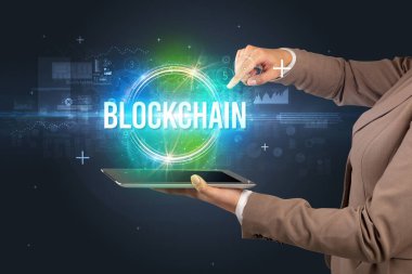 BloCKCHAIN yazıtlı dokunmatik ekranın yakın plan görüntüsü, yeni teknoloji kavramı