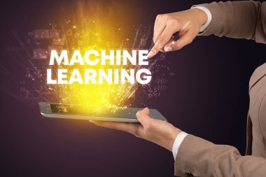 Bir dokunmatik ekran yakın çekim MACHINE öğrenme yazıt, yenilikçi teknoloji konsepti