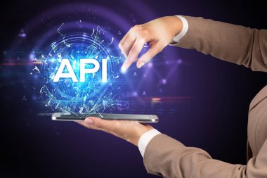 API kısaltması olan bir dokunmatik ekrana yakın çekim, modern teknoloji kavramı