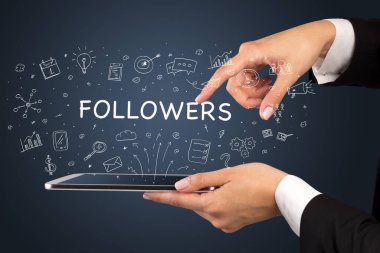 FOLLOWERS yazıtları ve sosyal medya konseptiyle dokunmatik ekranın yakın plan görüntüsü