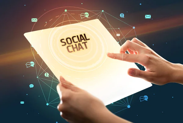 Držet Futuristický Tablet Nápisem Social Chat Koncept Sociálních Médií — Stock fotografie