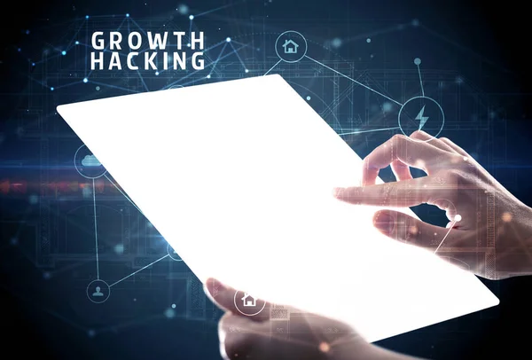 Trzymanie Futurystycznego Tabletu Napisem Growth Hacking Koncepcja Cyberbezpieczeństwa — Zdjęcie stockowe