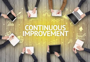 Bir Ofiste Çalışan Meşgul İnsanlar Grubu KONUŞUYOR İMPROVEMENT yazıtları, başarılı iş konsepti