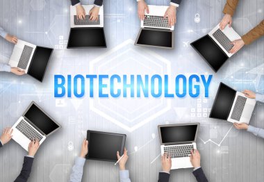 BIOTECHNOLOGY yazıtları, modern teknoloji konsepti olan bir ofiste çalışan meşgul insanlar grubu