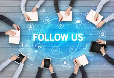 FOLLOW ABD anlayışı, sosyal ağ konsepti ile toplantı yapan bir grup insan