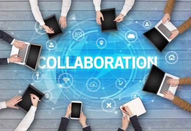 Bir grup insan COLLABORATION ile toplantı yapıyor, sosyal ağ konsepti