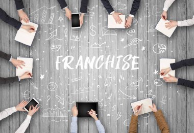 FRANCHISE yazıtları ve ortak çalışma konseptiyle birlikte çalışan bir grup iş adamı