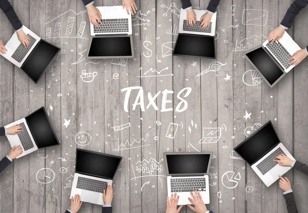 Grupa Osób Pracujących Biurze Napisem Taxes Koncepcja Coworkingu — Zdjęcie stockowe
