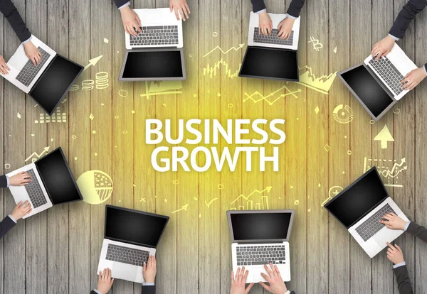 Elfoglalt Emberek Csoportja Business Növekedési Felirattal Rendelkező Irodában Dolgozik Sikeres — Stock Fotó