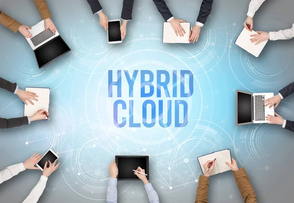 Grupo Personas Frente Ordenador Portátil Con Inscripcion Hidbrid Cloud Concepto —  Fotos de Stock