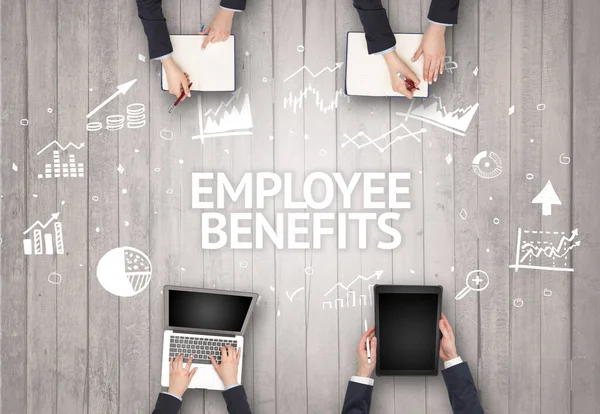 Grupa Zajętych Pracowników Biurze Napisem Employee Benefits Pomyślna Koncepcja Biznesowa — Zdjęcie stockowe