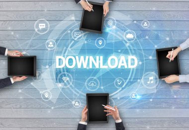 DOWNLOAD içgüdü, sosyal ağ konsepti ile toplantı yapan bir grup insan