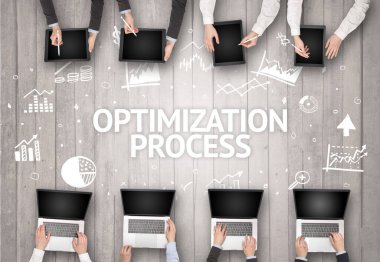 Optimisyon Prosedürü yazıtı, başarılı iş konsepti olan bir ofiste çalışan bir grup meşgul insan