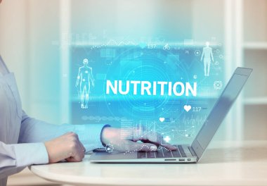 NUTRITION yazıtları ile sağlık kontrolünde çalışan doktor, tıbbi test sonuçlarını kaydediyor