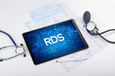 RDS kısaltması olan bir tabletin yakın plan görüntüsü, tıbbi konsept