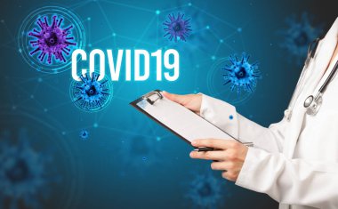 Doktor COVID19 yazıtlı reçete yazıyor, salgın konsepti.