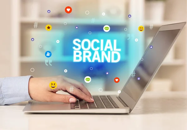 Social Brand Yazıtları Sosyal Medya Kavramına Sahip Dizüstü Bilgisayar Kullanan — Stok fotoğraf