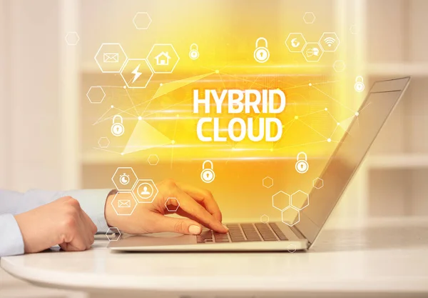 Hybrid Cloud Beschriftung Auf Laptop Internetsicherheit Und Datenschutzkonzept Blockchain Und — Stockfoto