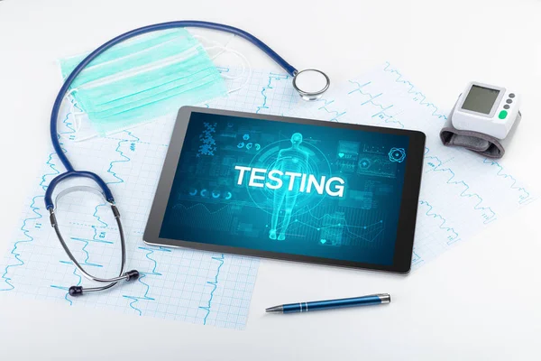 Testing Yazıtları Koronavirüs Kavramına Sahip Tablet Doktor Araçları — Stok fotoğraf
